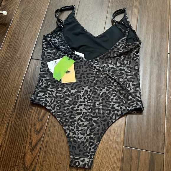 NWT Quiksilver cheetah swimsuit size Large - Picture 2 of 5